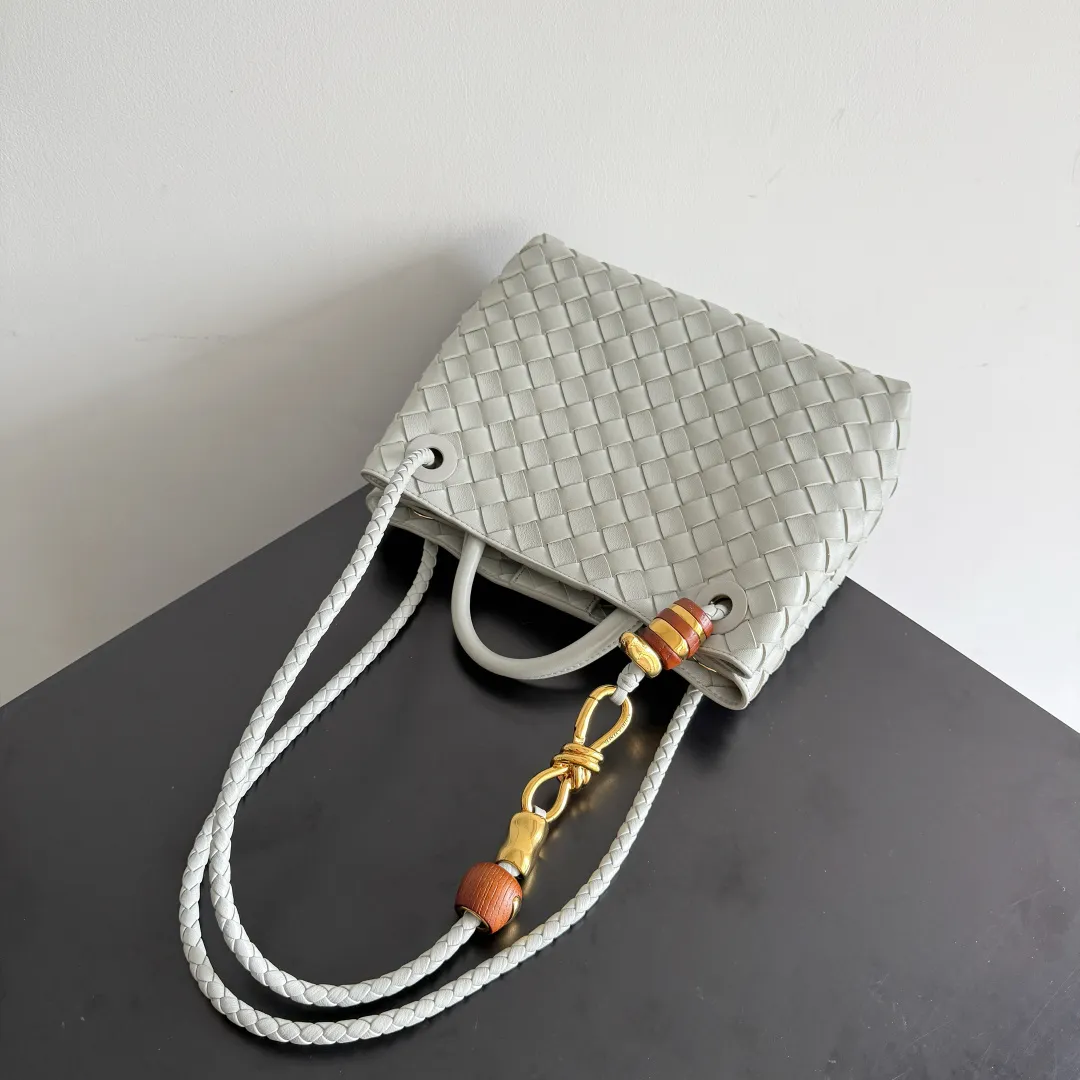 The new Andiamo batch of 3060 BV is shipped‼ ️The classic intercciato weaving process is used to create a soft bag, the metal knot is made of micro-cast aluminum using jewelry technology🪢, and the decorative beads are made of metal and hand-polished oak, allowing you to jump repeatedly between elegance and fun💃, making it unpredictable. Classic and versatile, it shows off your temperament, and the bag has a large capacity, making it very convenient for daily commuting! It has a variety of carrying methods, the shoulder straps can be adjusted by yourself, the original lambskin feels soft and delicate, and the unisex style breaks gender boundaries and brings a more practical and long-lasting use experience. The Andiamo, which has both elegant and casual styles, perfectly interprets the "fashionable old money style". Style number: 743568+wood hardware Color: agate gray Size: 25*22*10.5cm